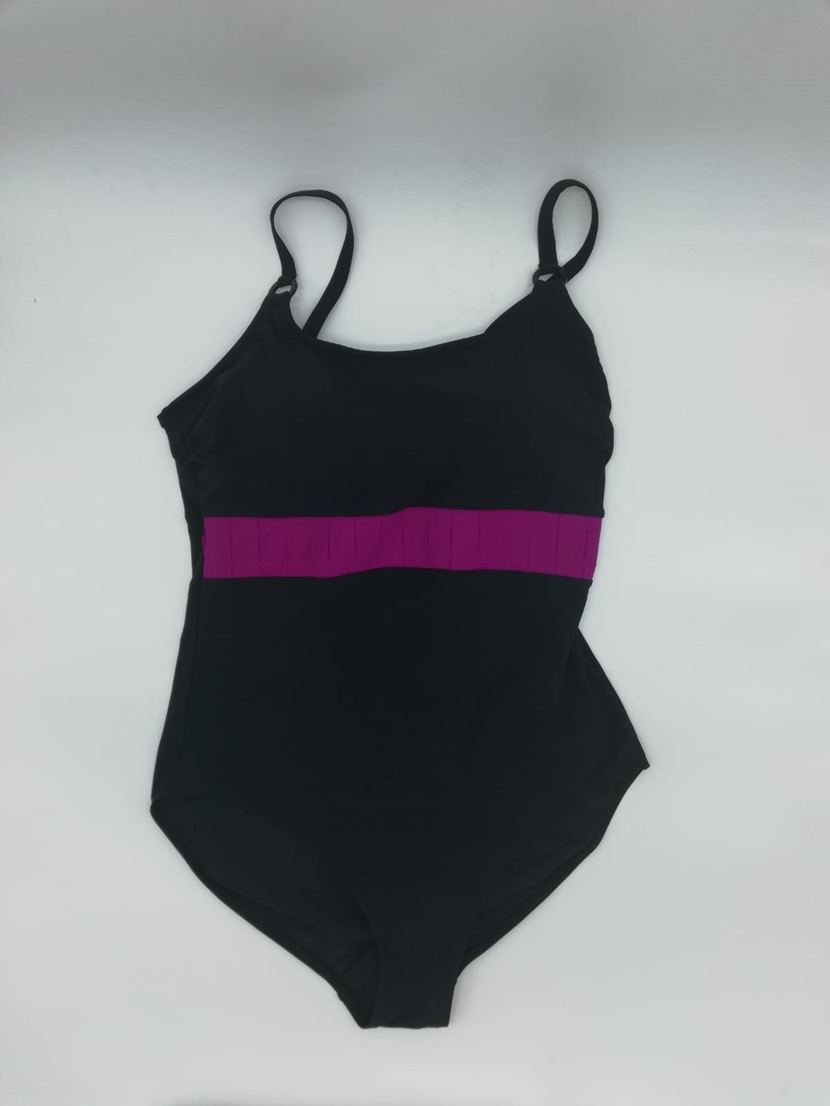 Bañador negro con franja fucsia