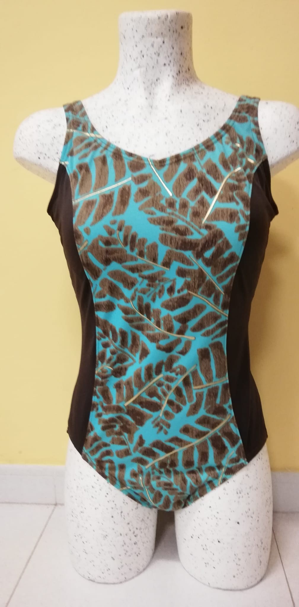 Bañador marrón con flores en turquesa