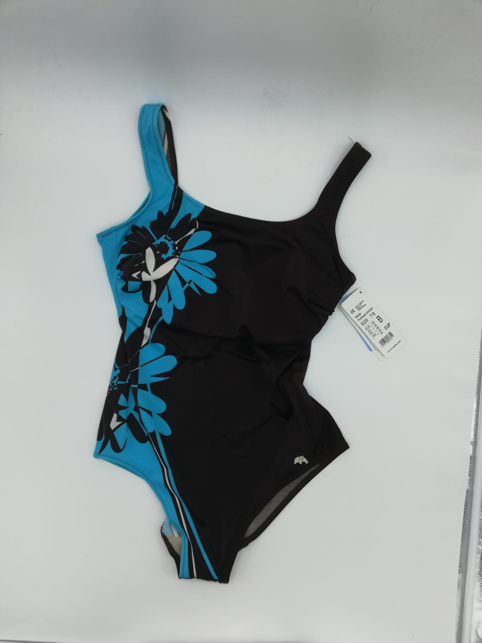 Bañador negro con flores azules