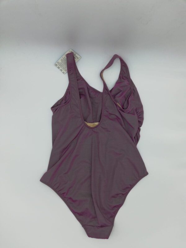 Bañador color berenjena efecto brillo