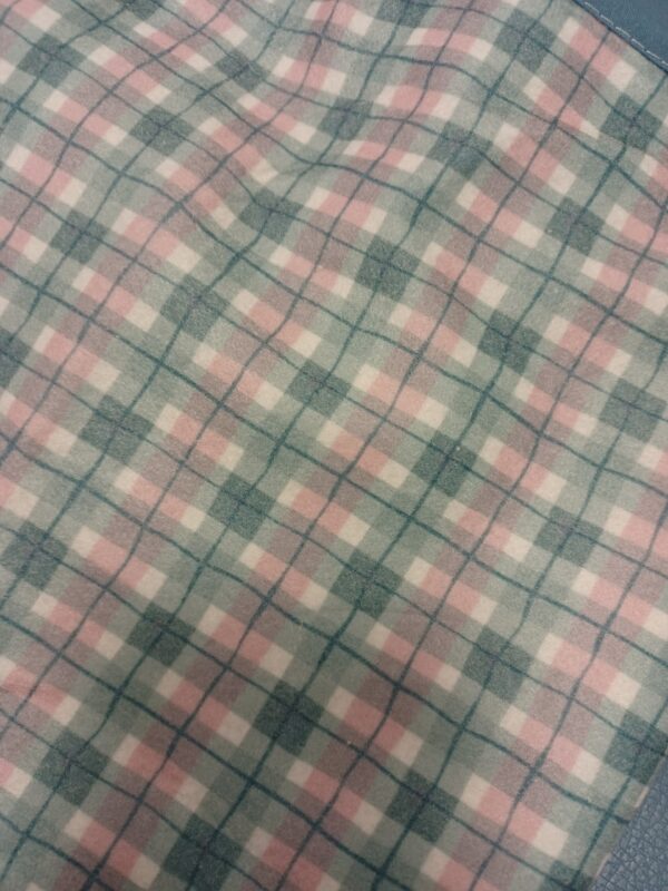 Babero impermeable cuadros rosa