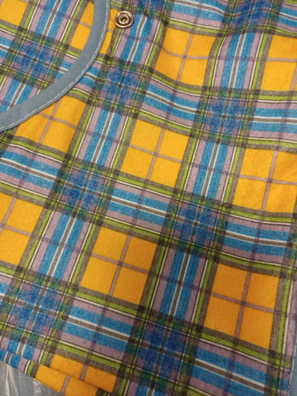 Babero impermeable cuadros amarillos